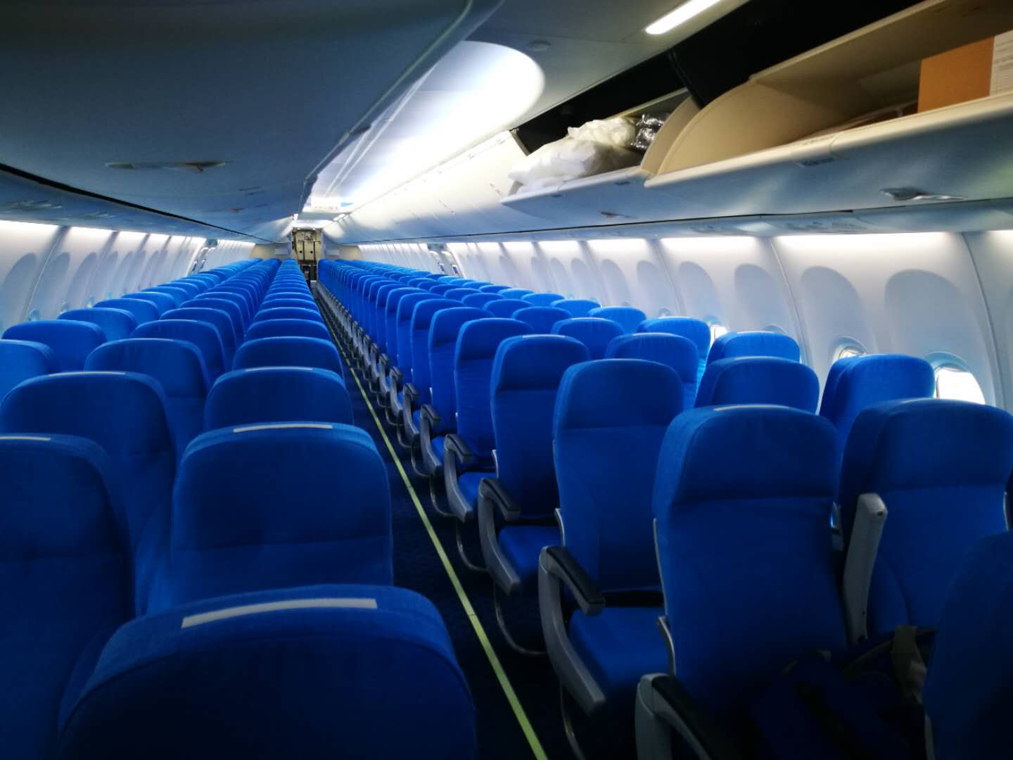 飛機客艙內部.jpg